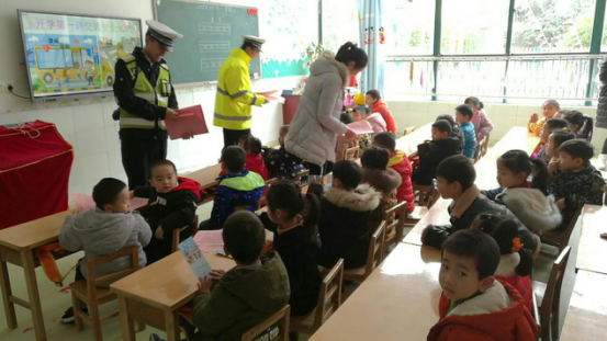 交警送交通安全知識到我園(修)287.png