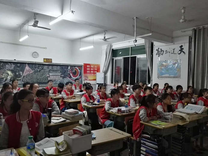 觀看愛國(guó)主義電影2.jpg