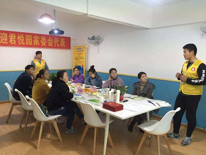 奶業專業人員講解奶.jpg 奶業專業人員講解奶.jpg